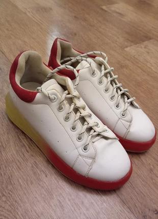 Белые кроссовки с красной подошвой.laierin shoes.2 фото