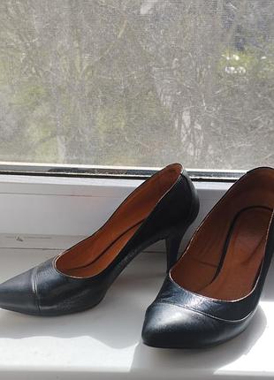 Кожаные фирменные туфли
milachi