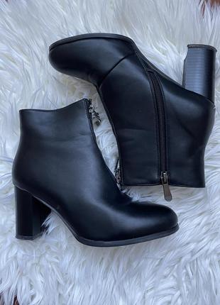 Ботінки жіночі