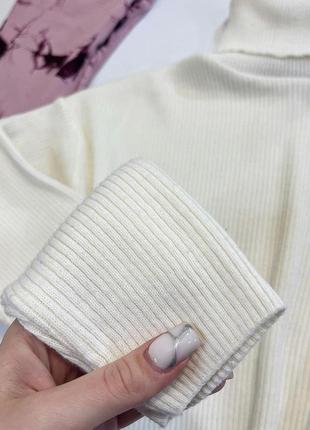 Укороченный молочный свитер в рубчик как zara с горлом вязаный белый plt тренд2 фото