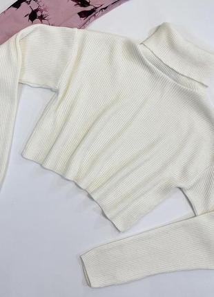 Вкорочений молочний светр в рубчик як zara з горлом вʼязаний білий plt тренд