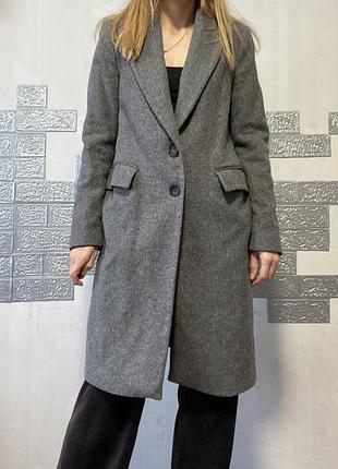 Трендовое шерстяное серое пальто от zara