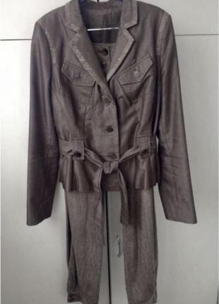 Стильный костюм с брюками на манжетах