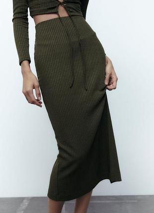 Юбка миди в рубчик.