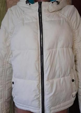 Дуже класна, легка осінньо-зимова куртка на синтепоні.