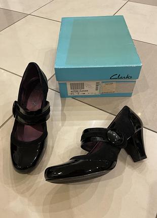 Туфлі нові  жіночі clarks 39 р. натур. шкіра