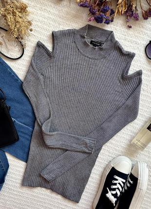 Базова плотна кофта в рубчик з вирізами на плечах