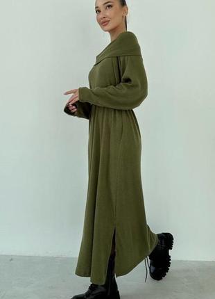 Женское платье макси в пол оверсайз с хамутом цвета хаки.3 фото