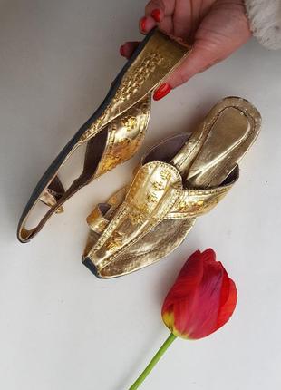 Золоті золотисті оригінальні блискучі сяючі босоніжки сандалі алладіни танкетка орнамент7 фото