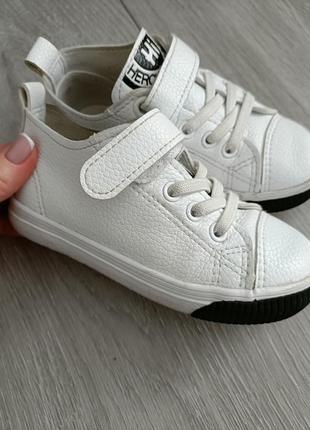 Білі кросівки2 фото