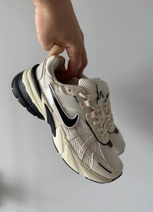 Жіночі кросівки nike v2k runtekk beige.