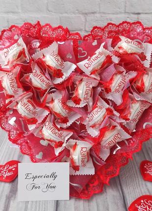 Червоний букет із цукерками rafaello, в формі серця рафаелло подарунок для дівчини чи жінки на день закоханих