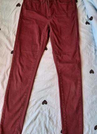 Бордові джинси супер скіні від levis 3104 фото