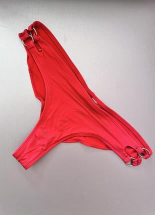 Р. 46-48/l-xl женские красные плавки (низ от купальника) с декоративными золотыми пряжками по бокам