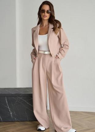 Бежевый брючный костюм с укороченным жакетом