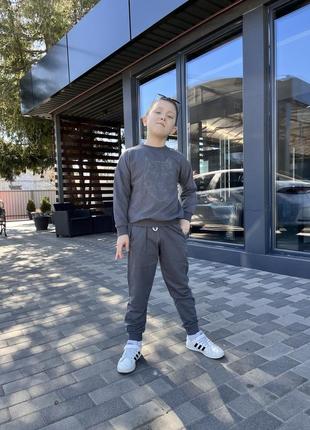 Костюм с вышитым волком