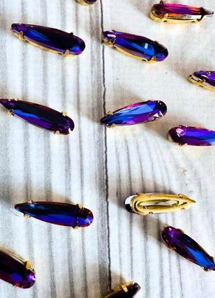 Стразы в цапах капля-иголочка 15*4, цвет синий с фиолетовым переливом з золотой оправе