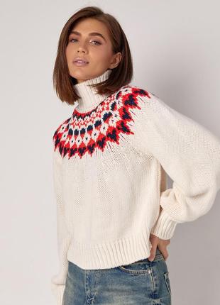 Короткий вязаный свитер с орнаментом
