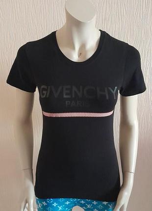 Красива віскозна футболка чорного кольору з фірмовим принтом vivenchy paris