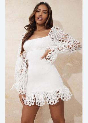 Эффектное белоснежное платье из прошвы бренда prettylittlething