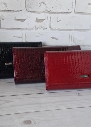 Женский кожаный лаковый черный кошелек с дополнительной визитницей vermari