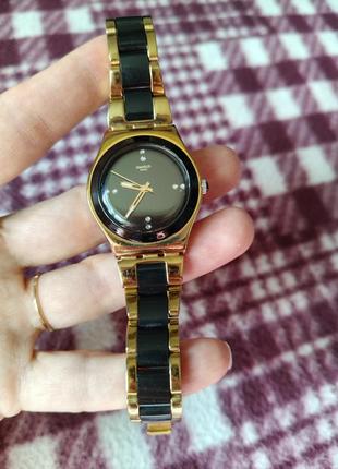 Жіночий годинник swatch чорний із золотом
