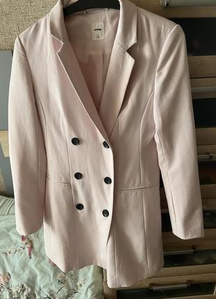 Платье пиджака в нежно розовом коляре