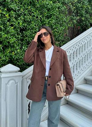 Подовжений замшевий піджак в трендових кольорах без підкладу на ґудзиках