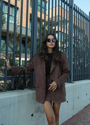 Подовжений замшевий піджак в трендових кольорах без підкладу на ґудзиках3 фото