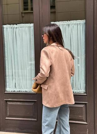 Подовжений замшевий піджак в трендових кольорах без підкладу на ґудзиках8 фото