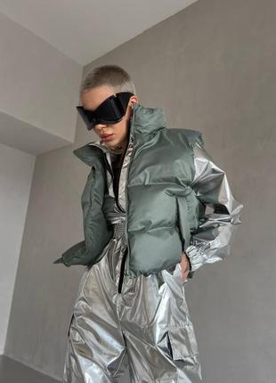 Оливкова жилетка на пуху