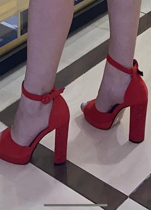 Босоніжки на підборах