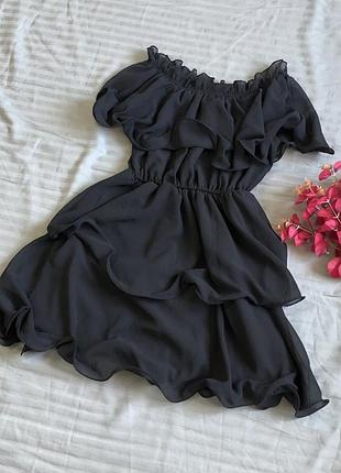 Черное мини платье с воланами prettylittlething