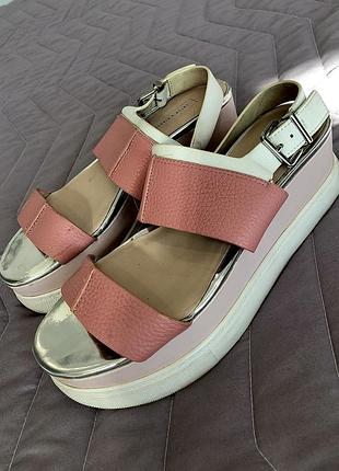 Жіночі шкіряні босоніжки на платформі