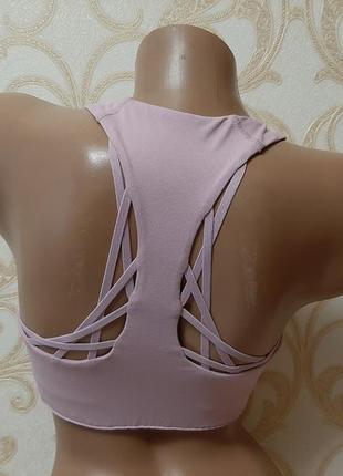 Спортивный топ с красивой спинкой