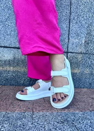 Зручні шкіряні босоніжки на липучці9 фото