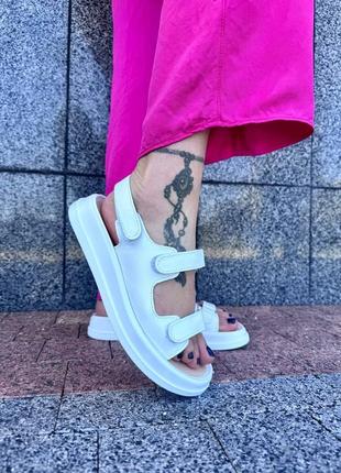 Зручні шкіряні босоніжки на липучці8 фото