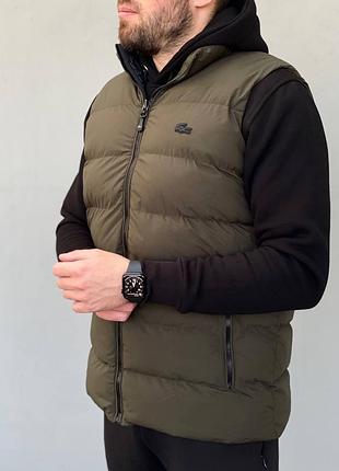 Зимняя мужская демисезонная жилетка безрукавка хаки lacoste3 фото