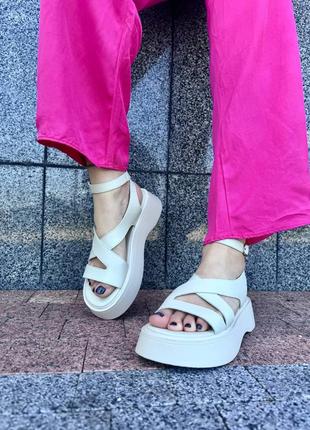 Шкіряні босоніжки на платформі8 фото