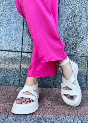 Шкіряні босоніжки на платформі4 фото