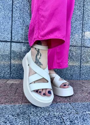 Шкіряні босоніжки на платформі7 фото