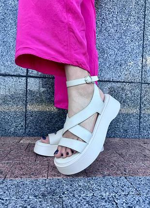 Шкіряні босоніжки на платформі6 фото