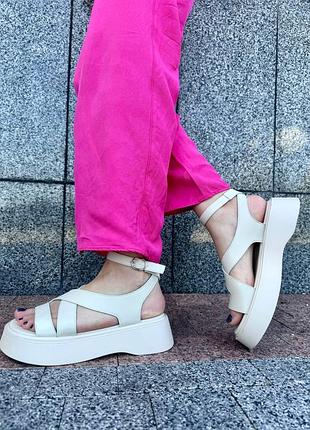 Шкіряні босоніжки на платформі3 фото