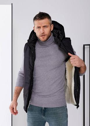 Жилет на меху с съемным капюшоном