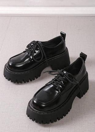 Лакированные трендовые туфли оксфорды