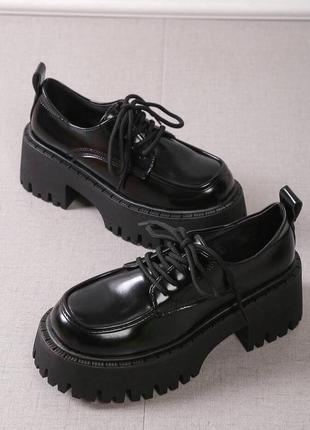 Лакированные трендовые туфли оксфорды