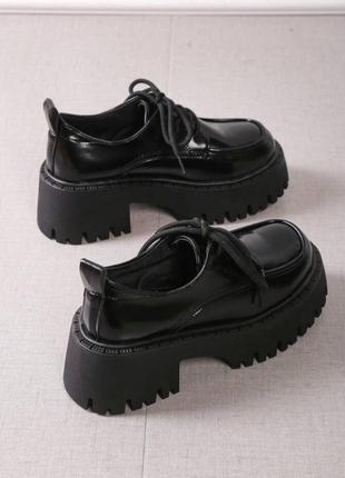 Лакированные трендовые туфли оксфорды