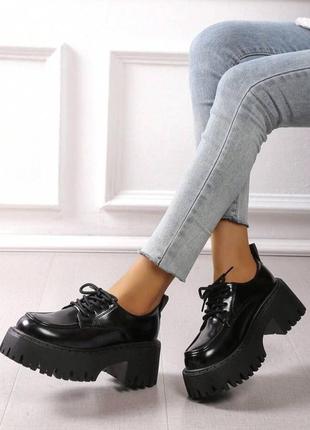 Лакированные трендовые туфли оксфорды