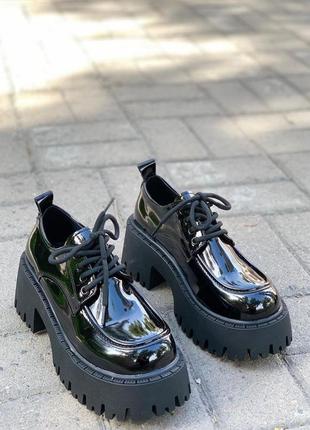 Лакированные трендовые туфли оксфорды