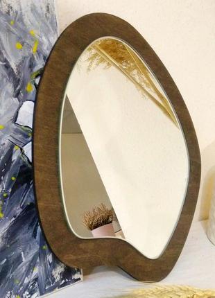Интерьерное зеркало неправильной формы в деревянной раме шалфейного цвета, овальное зеркало